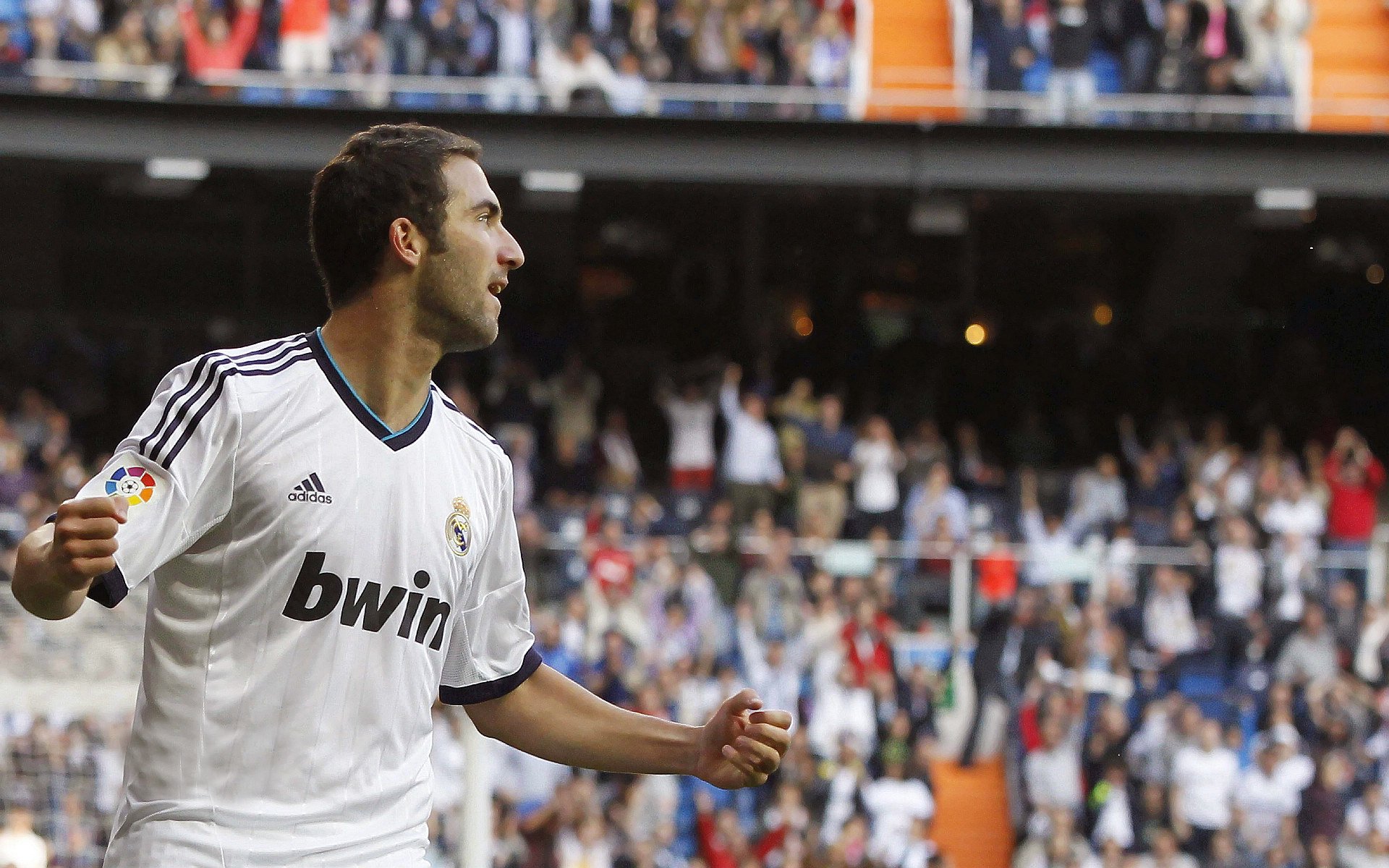 当卢卡库的数据统治了绿茵场，苏格兰在阿瓦隆里带走了秘鲁